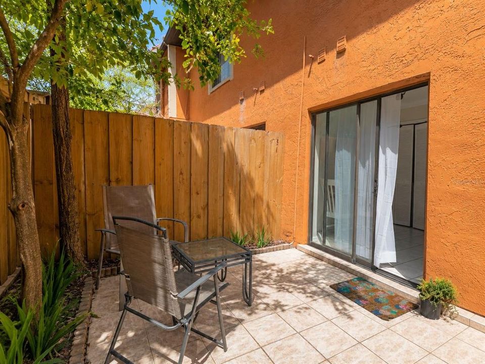For Rent: $1,700 (2 beds, 1 baths, 990 Square Feet)