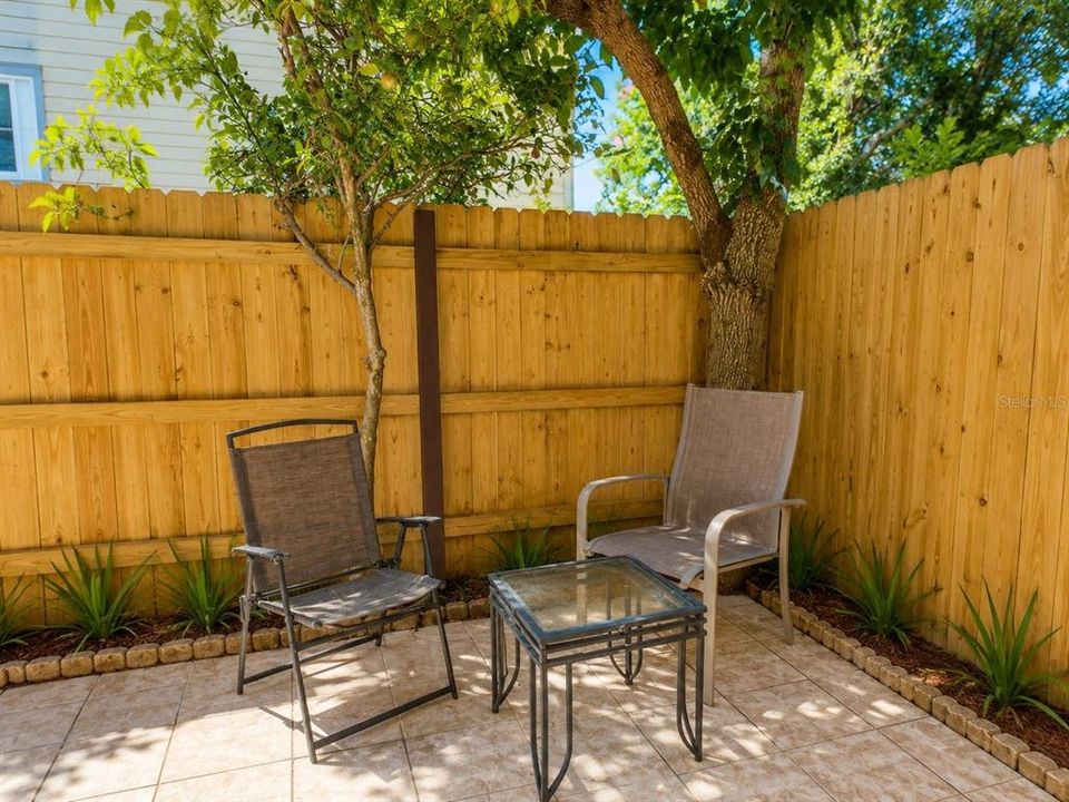 For Rent: $1,700 (2 beds, 1 baths, 990 Square Feet)