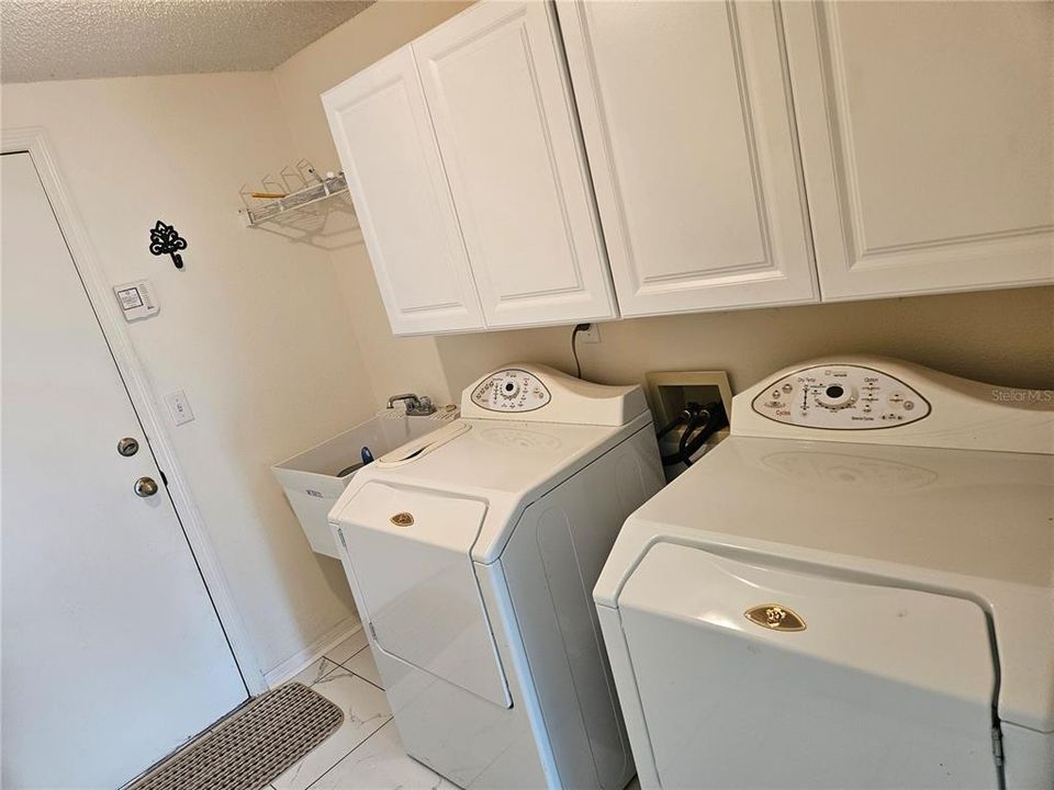 For Sale: $275,000 (2 beds, 2 baths, 1673 Square Feet)
