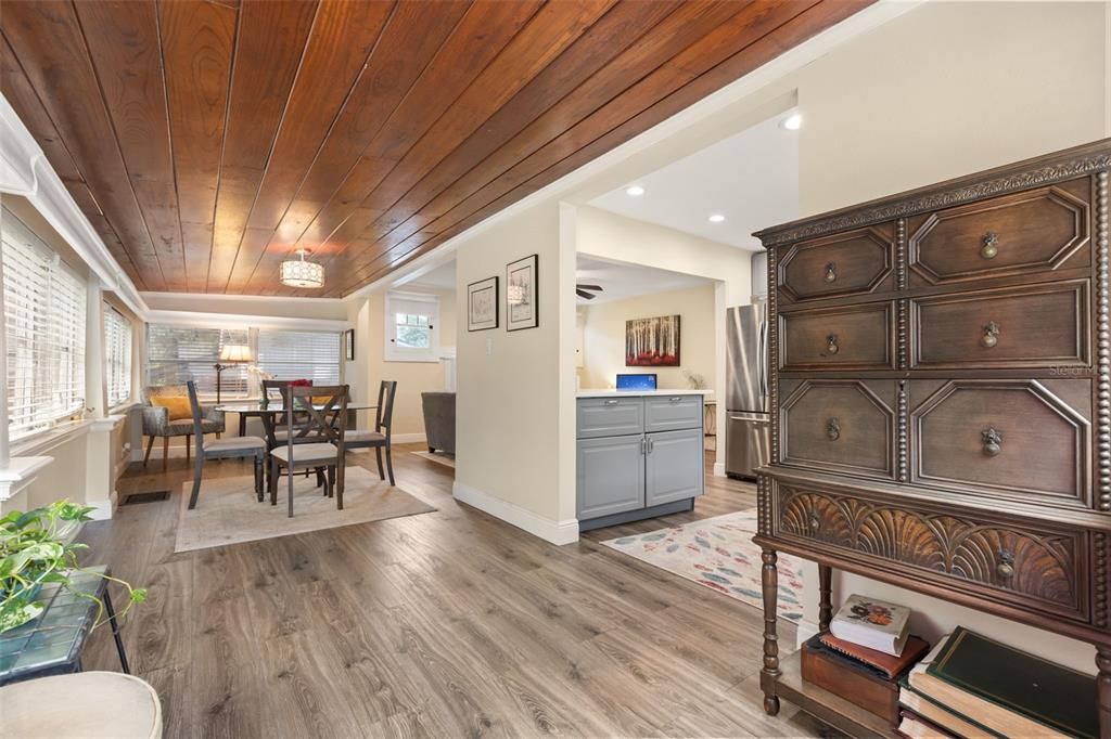 For Sale: $430,000 (2 beds, 1 baths, 1040 Square Feet)