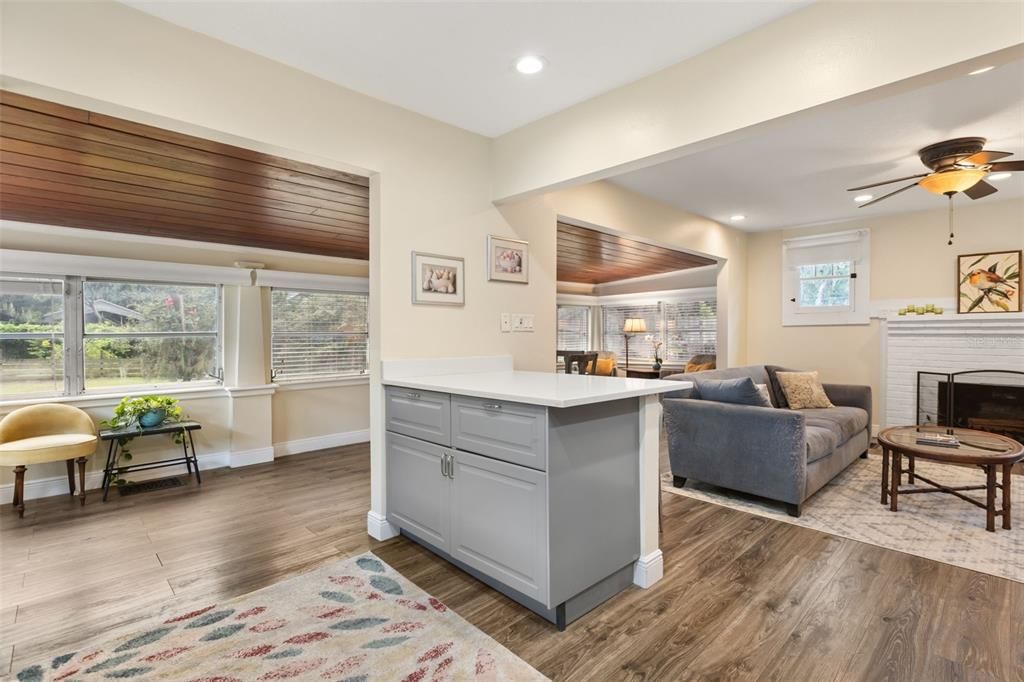 For Sale: $430,000 (2 beds, 1 baths, 1040 Square Feet)