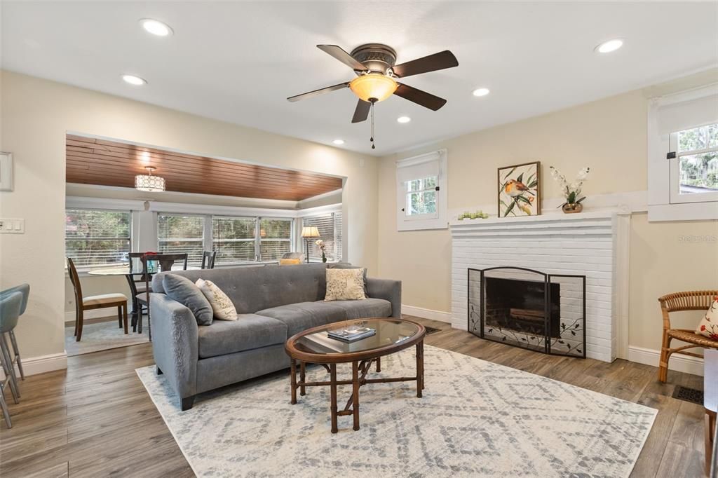 For Sale: $430,000 (2 beds, 1 baths, 1040 Square Feet)