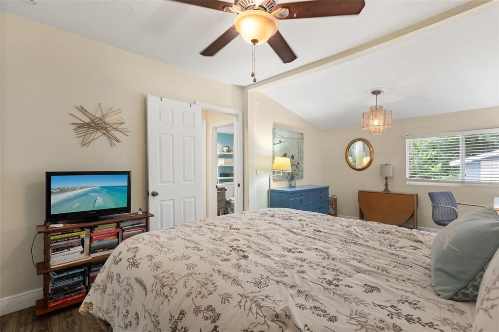 For Sale: $430,000 (2 beds, 1 baths, 1040 Square Feet)