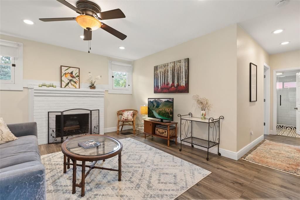 For Sale: $430,000 (2 beds, 1 baths, 1040 Square Feet)