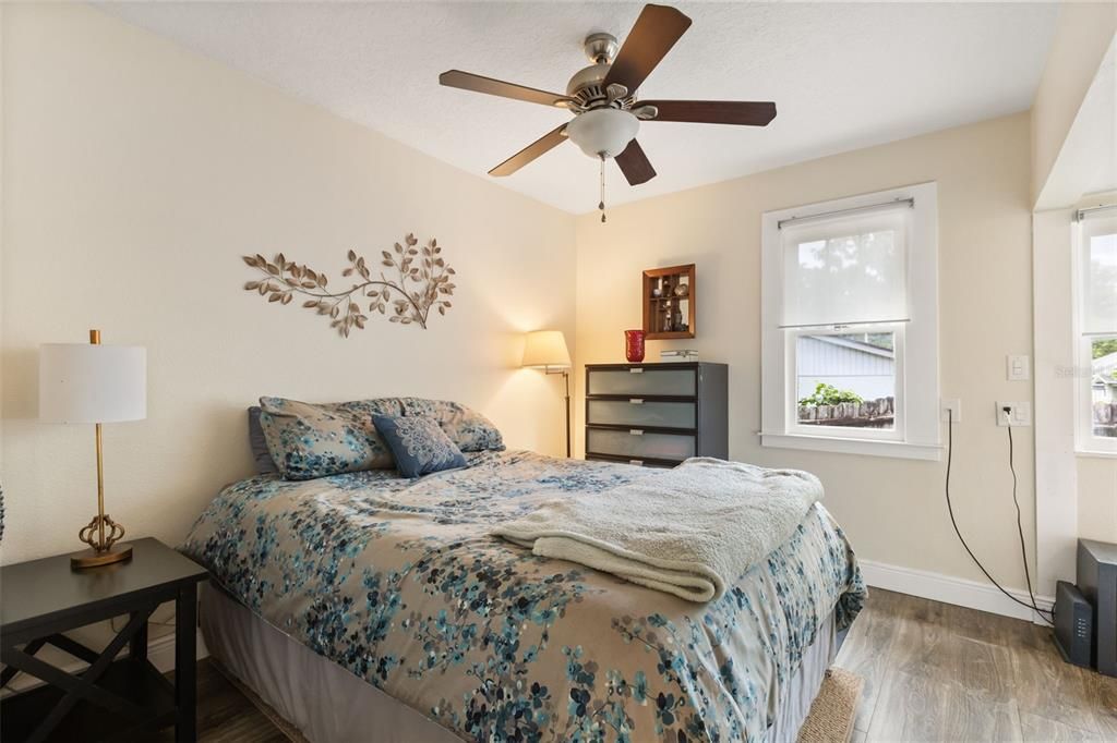 For Sale: $430,000 (2 beds, 1 baths, 1040 Square Feet)