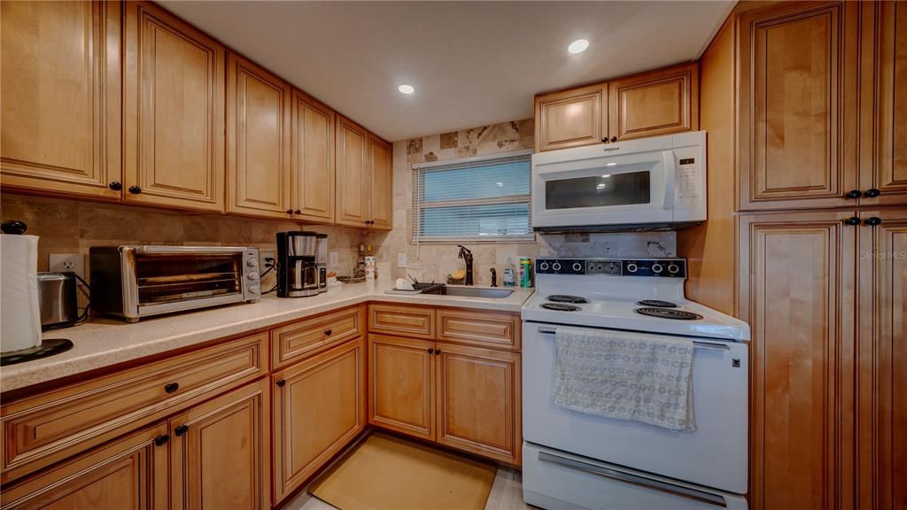 For Sale: $117,000 (2 beds, 2 baths, 854 Square Feet)