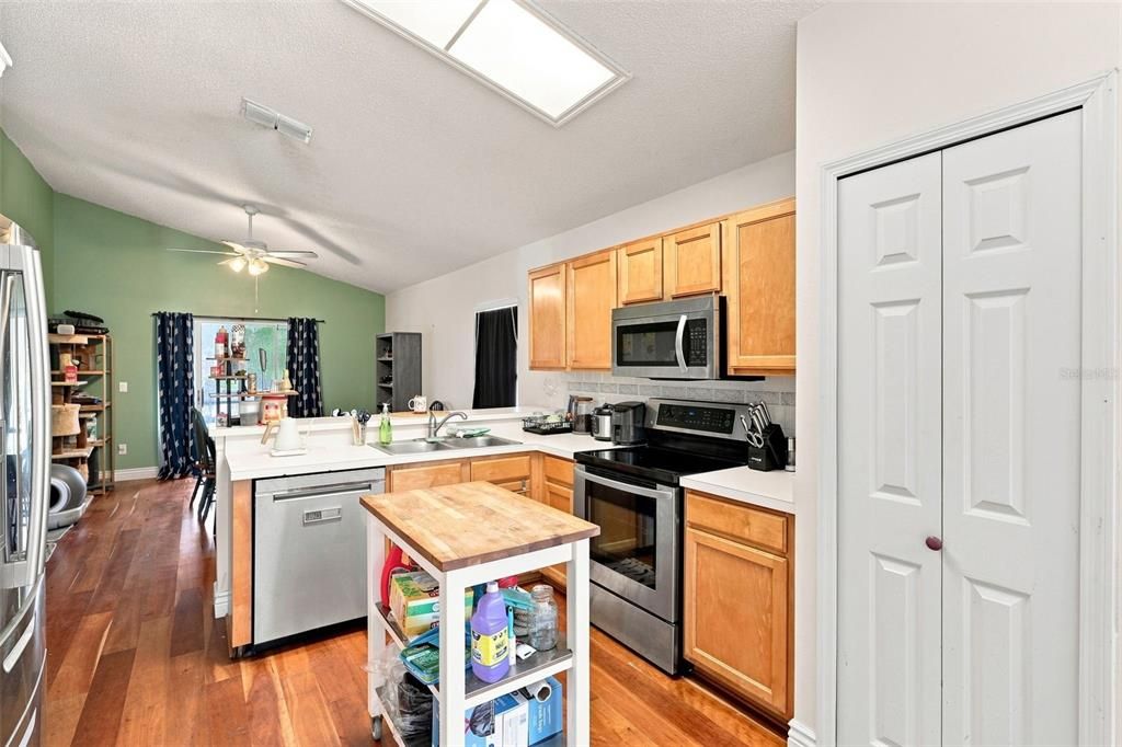 For Sale: $405,000 (3 beds, 2 baths, 1601 Square Feet)
