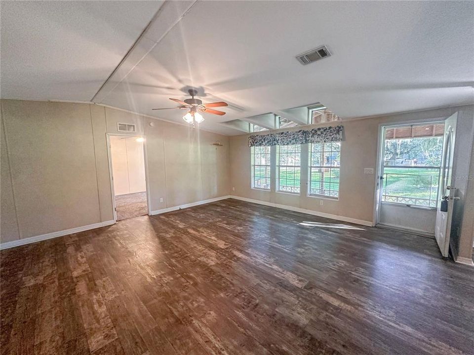 For Sale: $215,000 (3 beds, 2 baths, 1512 Square Feet)