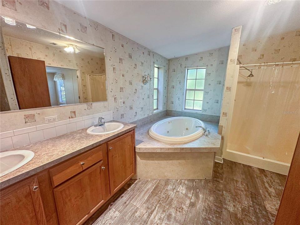 For Sale: $215,000 (3 beds, 2 baths, 1512 Square Feet)