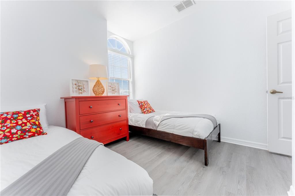 Activo con contrato: $399,000 (5 camas, 3 baños, 2345 Pies cuadrados)