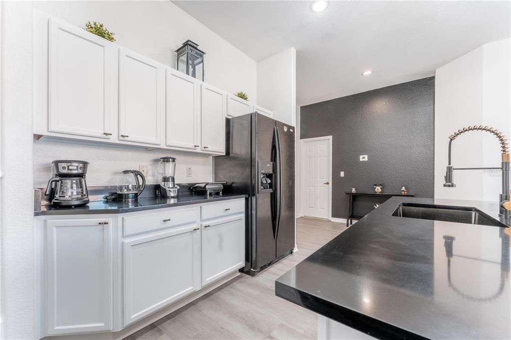 Activo con contrato: $399,000 (5 camas, 3 baños, 2345 Pies cuadrados)