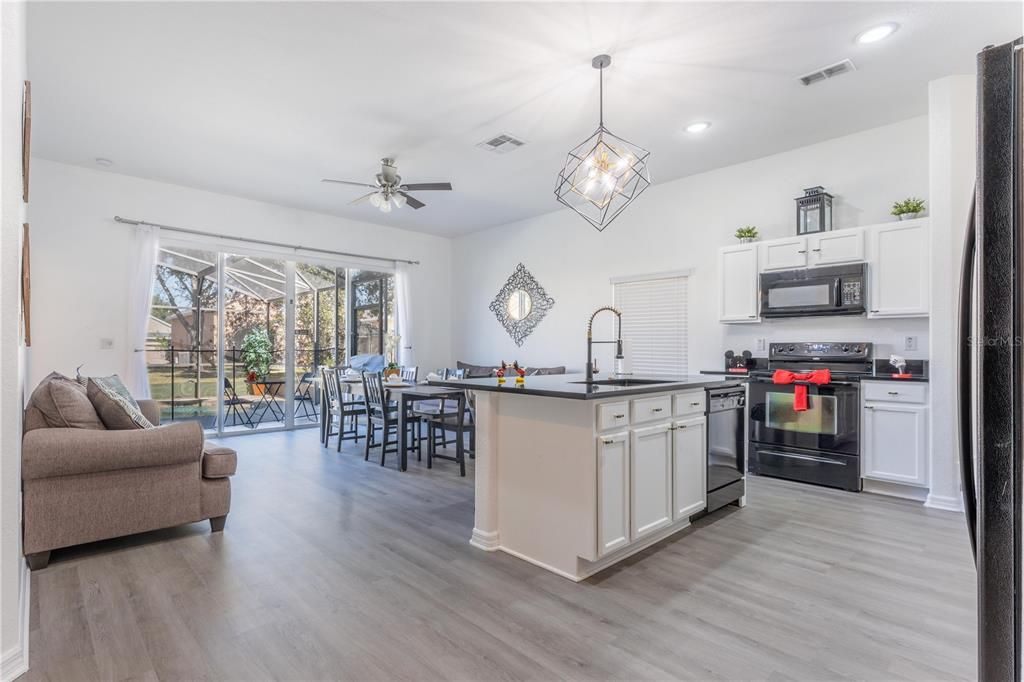 Activo con contrato: $399,000 (5 camas, 3 baños, 2345 Pies cuadrados)