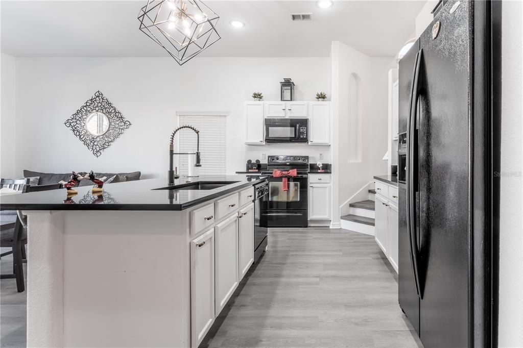 Activo con contrato: $399,000 (5 camas, 3 baños, 2345 Pies cuadrados)