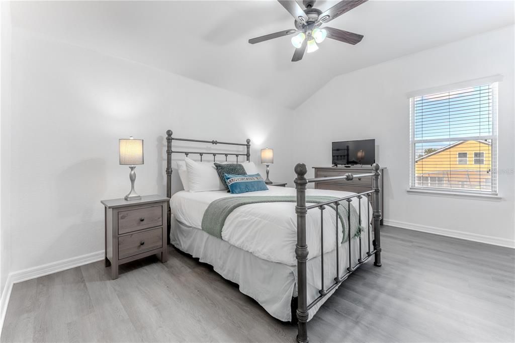 Activo con contrato: $399,000 (5 camas, 3 baños, 2345 Pies cuadrados)