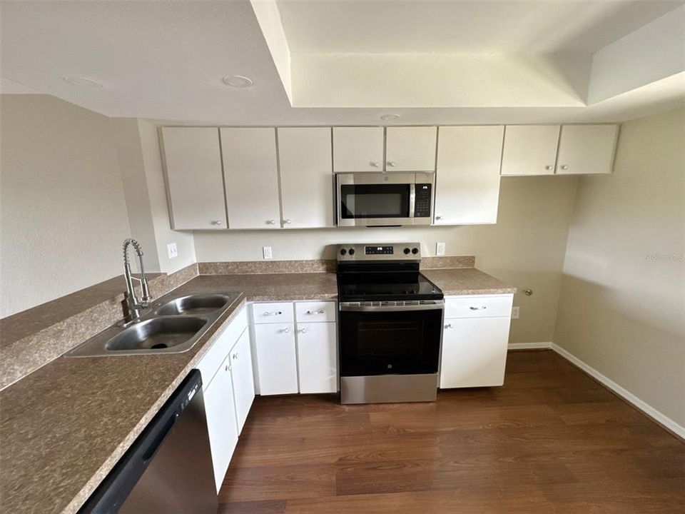 For Sale: $155,000 (2 beds, 2 baths, 1050 Square Feet)