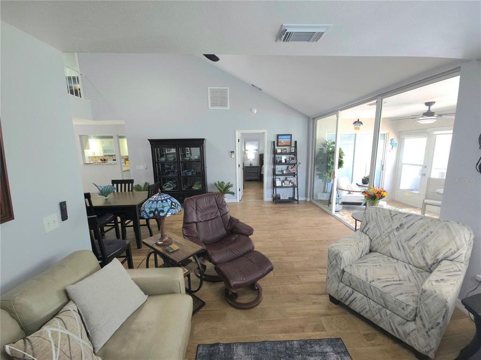 En Venta: $419,000 (3 camas, 3 baños, 1987 Pies cuadrados)