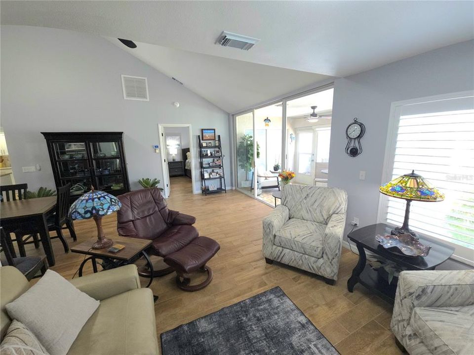 En Venta: $419,000 (3 camas, 3 baños, 1987 Pies cuadrados)