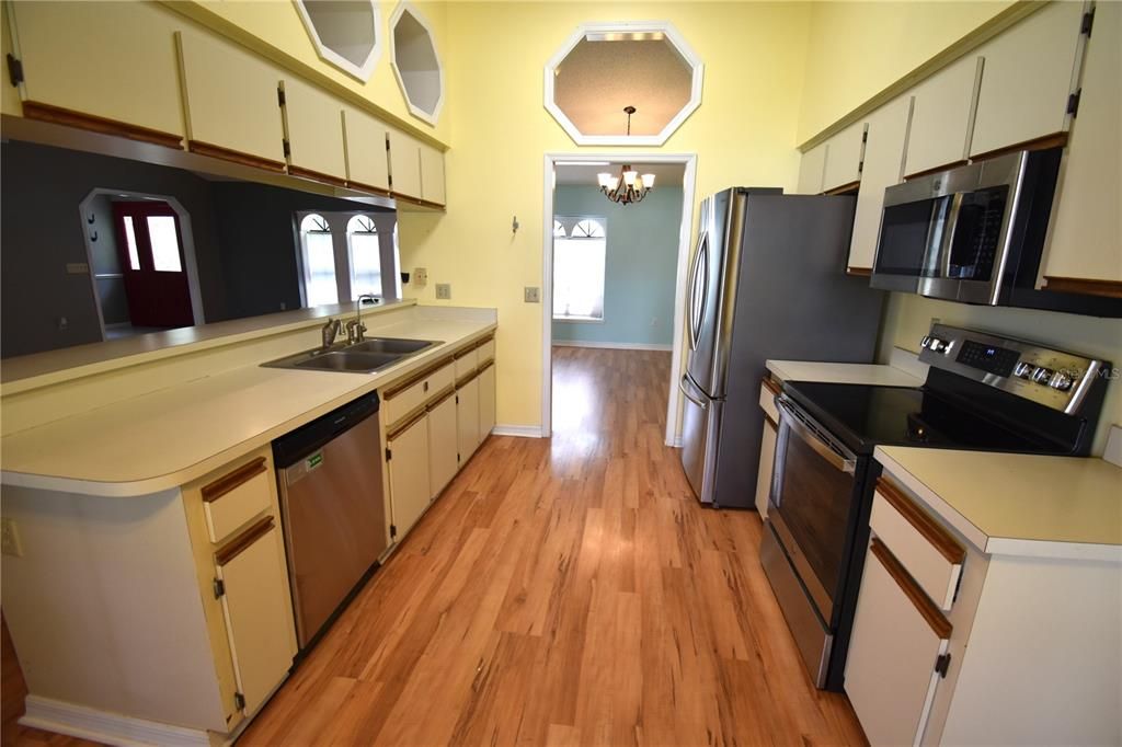 For Rent: $2,400 (3 beds, 2 baths, 1836 Square Feet)