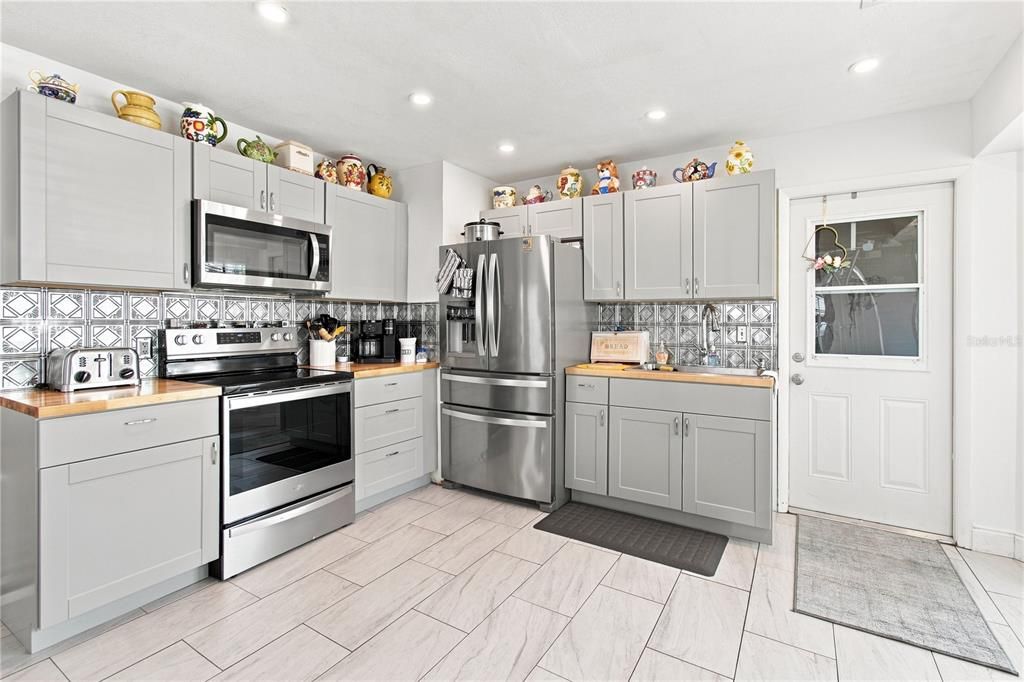 For Sale: $269,000 (2 beds, 2 baths, 1369 Square Feet)