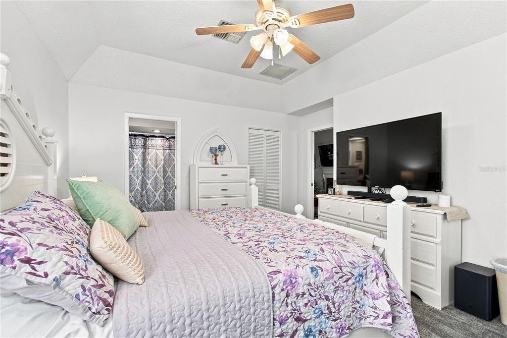 For Sale: $269,000 (2 beds, 2 baths, 1369 Square Feet)