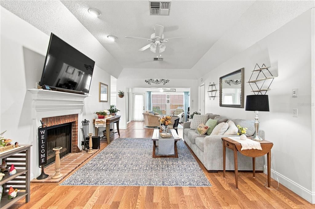 For Sale: $269,000 (2 beds, 2 baths, 1369 Square Feet)