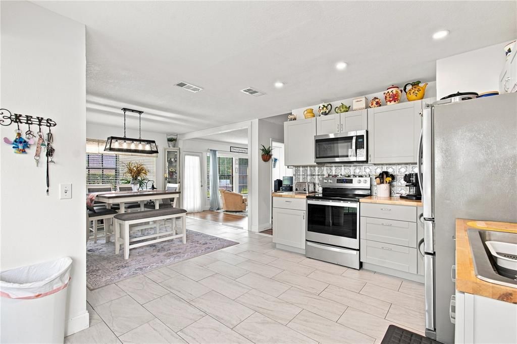 For Sale: $269,000 (2 beds, 2 baths, 1369 Square Feet)