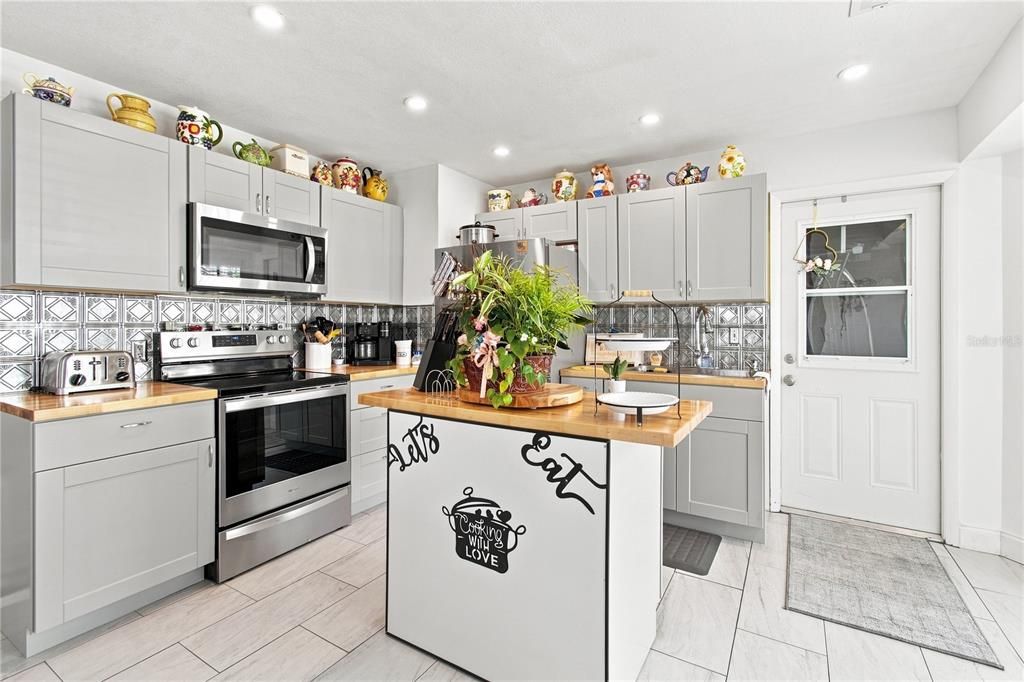 For Sale: $269,000 (2 beds, 2 baths, 1369 Square Feet)