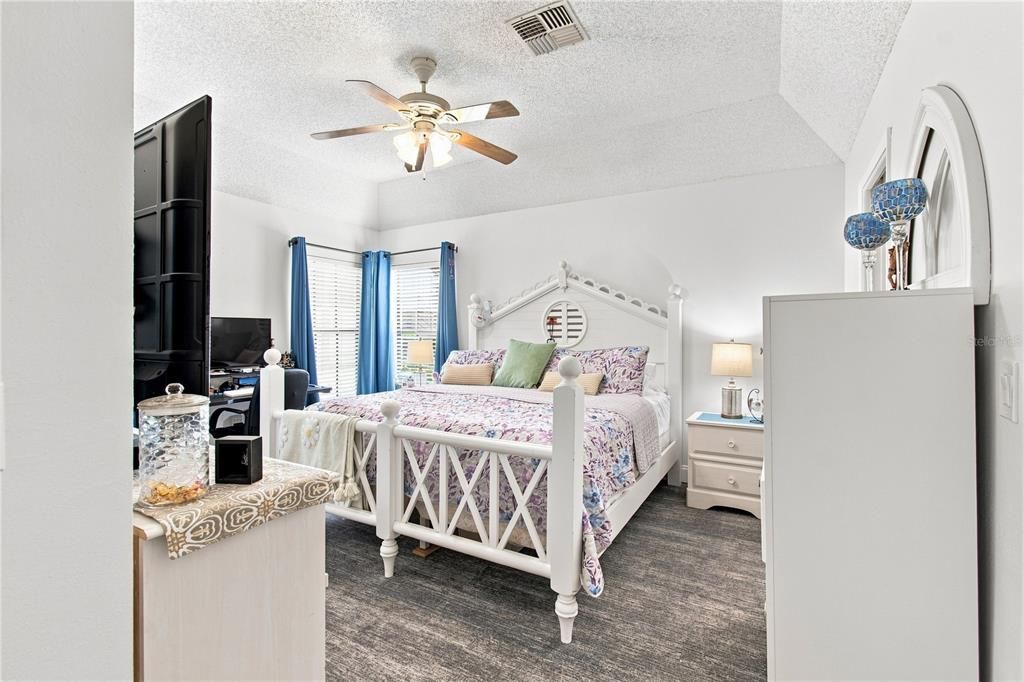 For Sale: $269,000 (2 beds, 2 baths, 1369 Square Feet)