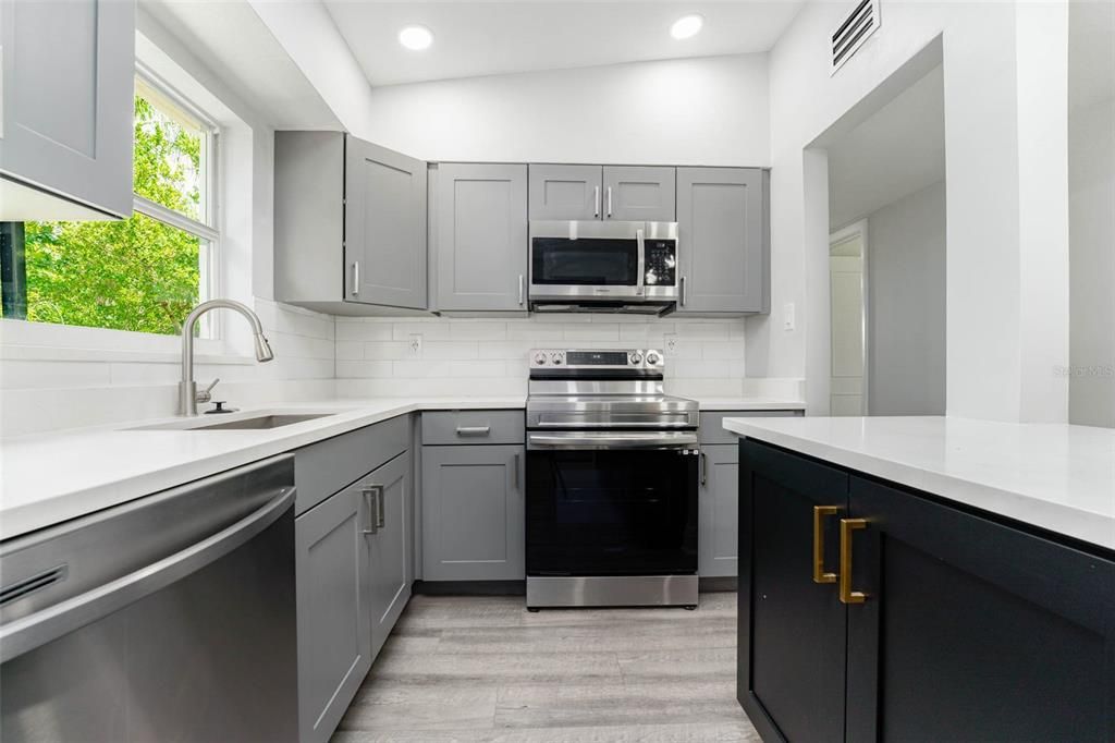 For Sale: $349,900 (4 beds, 2 baths, 1247 Square Feet)
