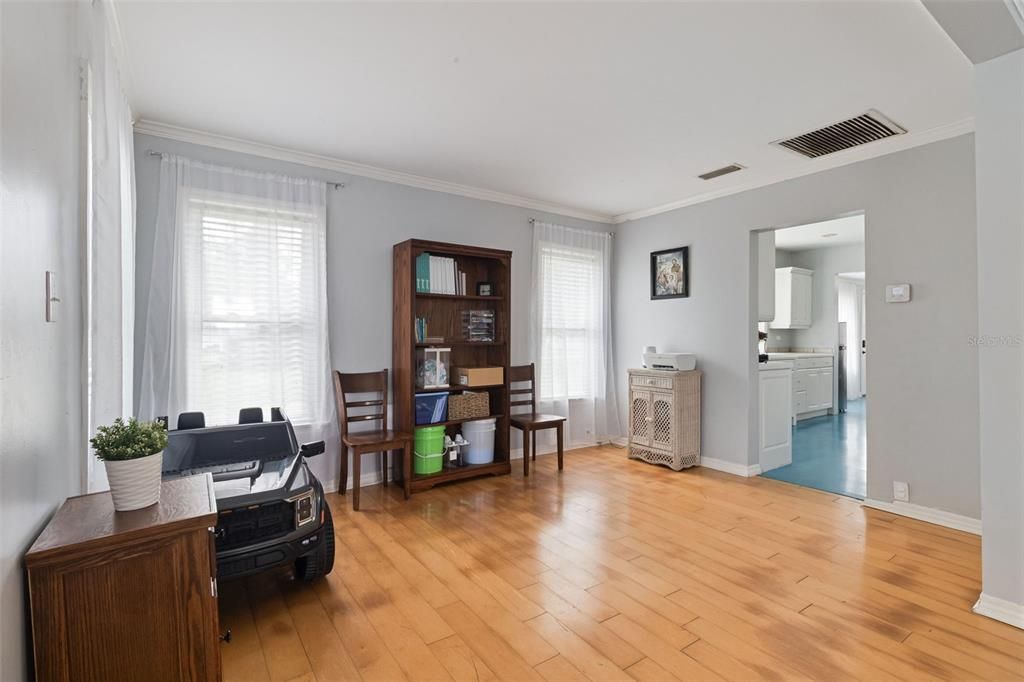 For Sale: $239,500 (2 beds, 1 baths, 1001 Square Feet)