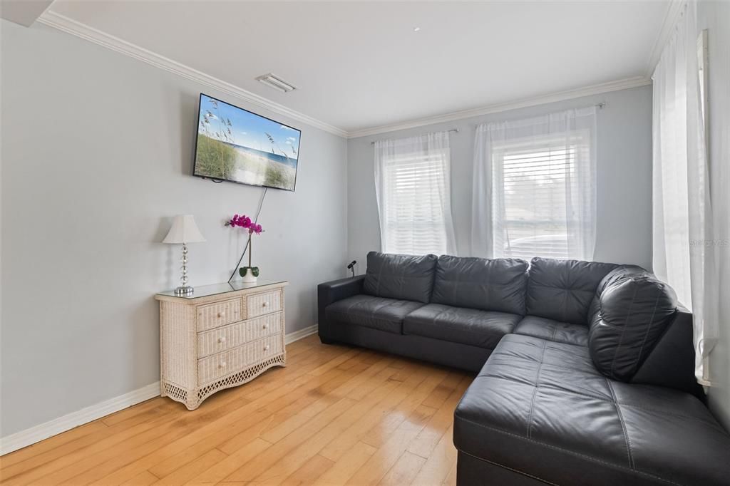 For Sale: $239,500 (2 beds, 1 baths, 1001 Square Feet)