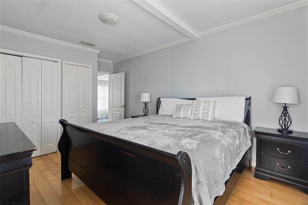 For Sale: $239,500 (2 beds, 1 baths, 1001 Square Feet)