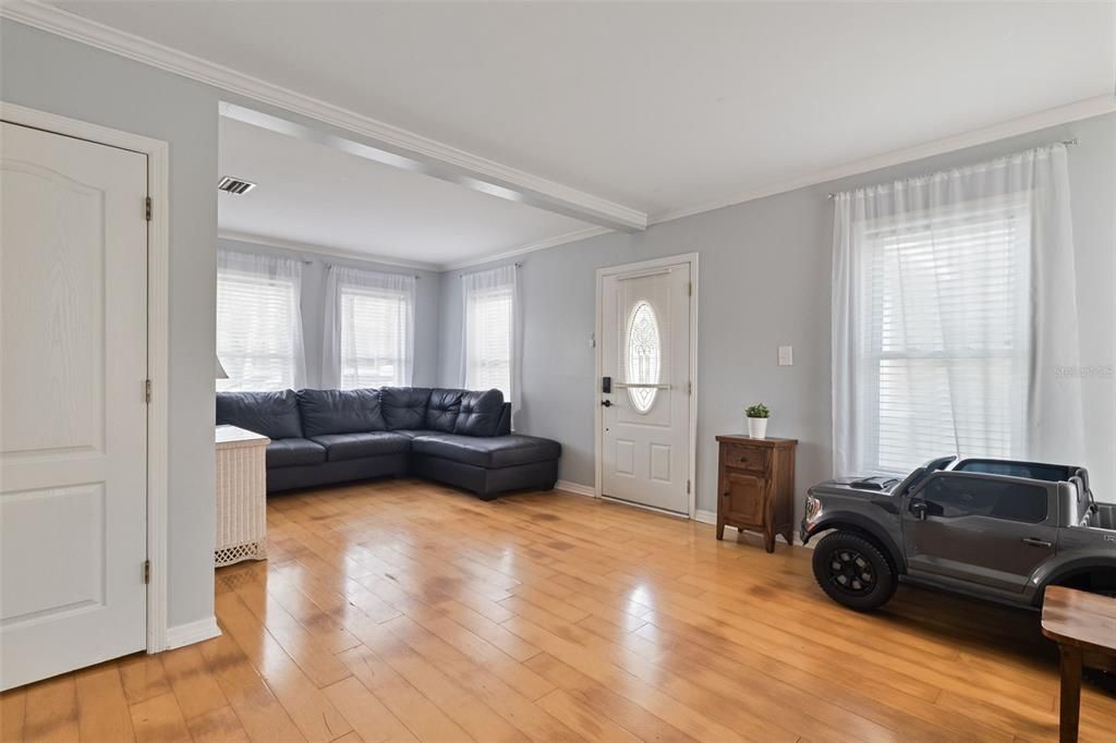 For Sale: $239,500 (2 beds, 1 baths, 1001 Square Feet)