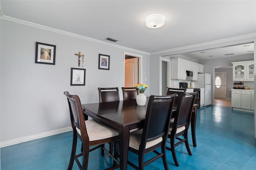 For Sale: $239,500 (2 beds, 1 baths, 1001 Square Feet)