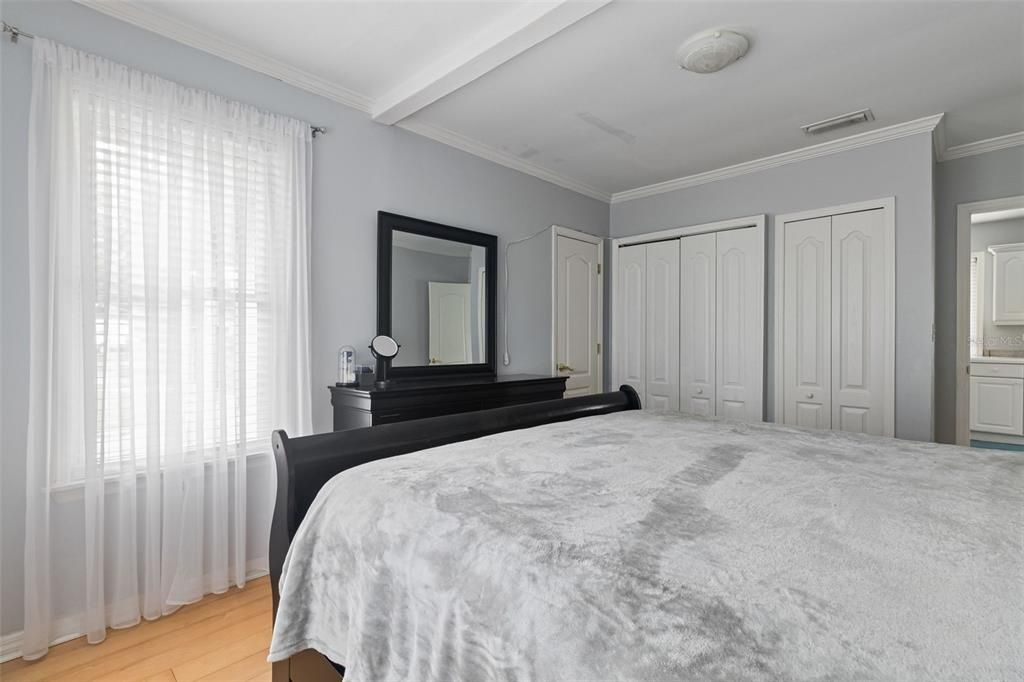 For Sale: $239,500 (2 beds, 1 baths, 1001 Square Feet)