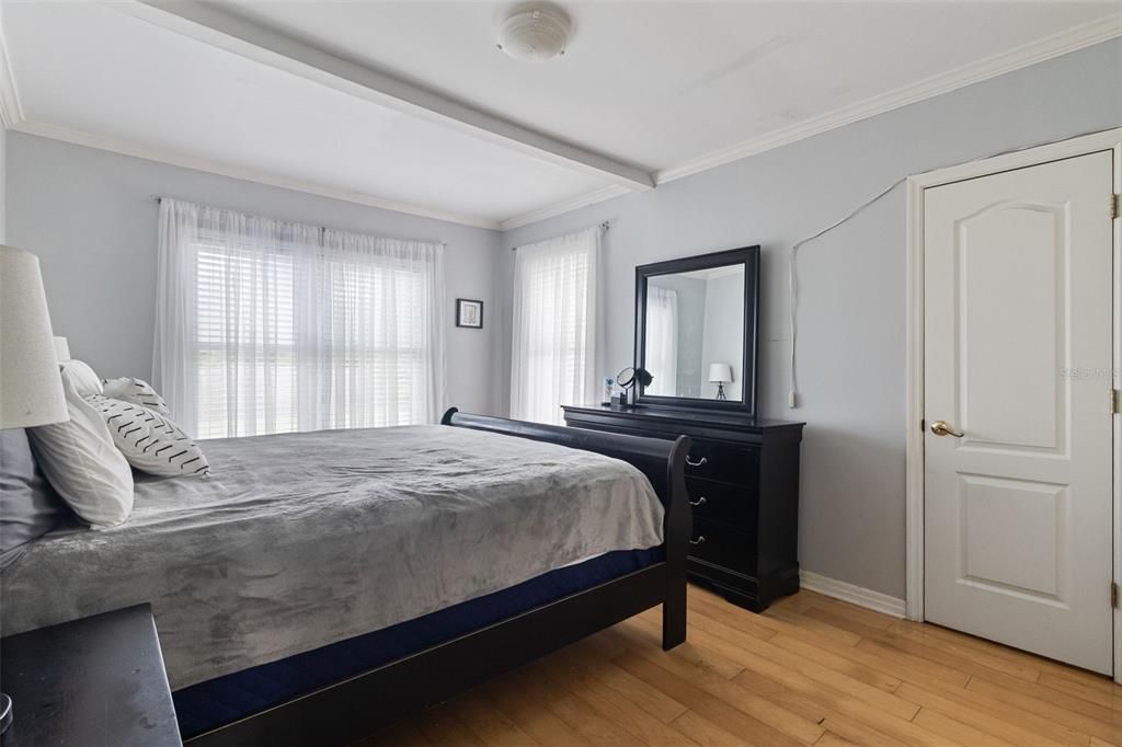 For Sale: $239,500 (2 beds, 1 baths, 1001 Square Feet)