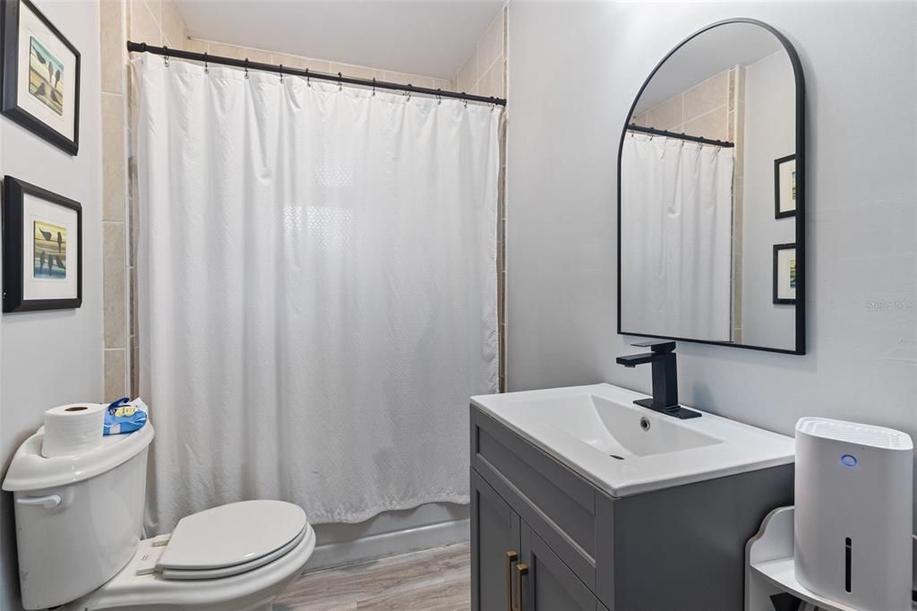 For Sale: $239,500 (2 beds, 1 baths, 1001 Square Feet)