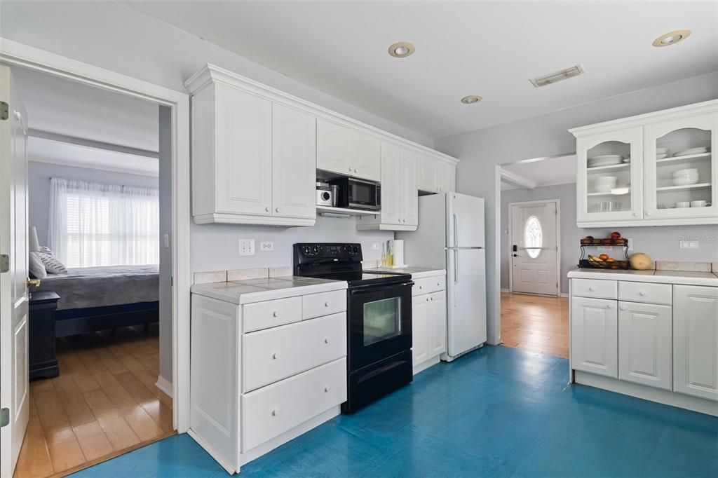For Sale: $239,500 (2 beds, 1 baths, 1001 Square Feet)