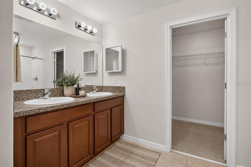 For Sale: $384,900 (5 beds, 2 baths, 2264 Square Feet)