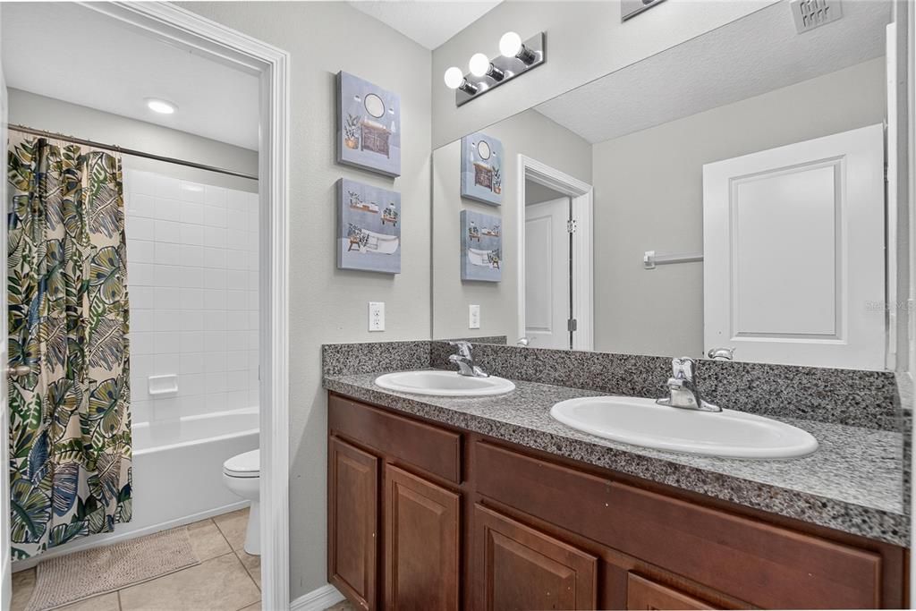 For Sale: $384,900 (5 beds, 2 baths, 2264 Square Feet)