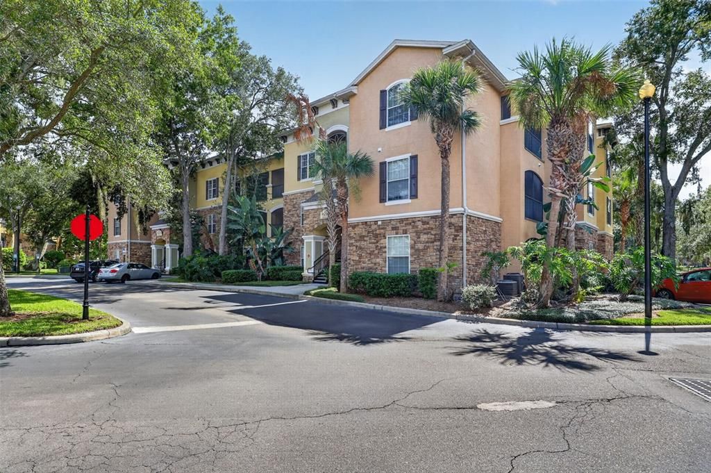 For Sale: $199,900 (1 beds, 1 baths, 915 Square Feet)