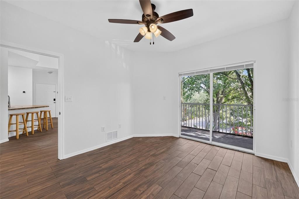 For Sale: $199,900 (1 beds, 1 baths, 915 Square Feet)