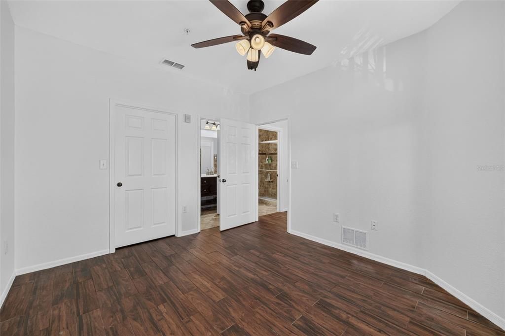 For Sale: $199,900 (1 beds, 1 baths, 915 Square Feet)