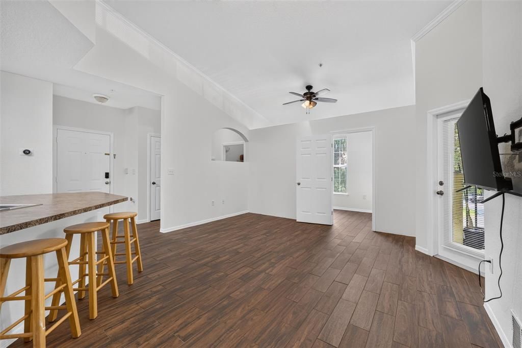 For Sale: $199,900 (1 beds, 1 baths, 915 Square Feet)