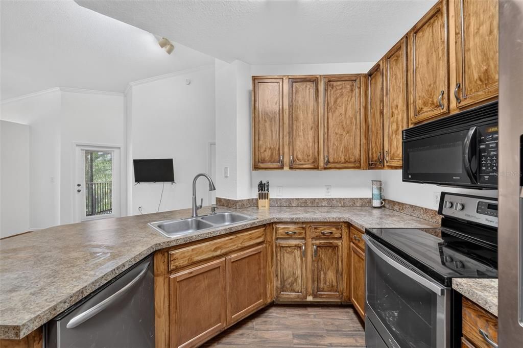 For Sale: $199,900 (1 beds, 1 baths, 915 Square Feet)