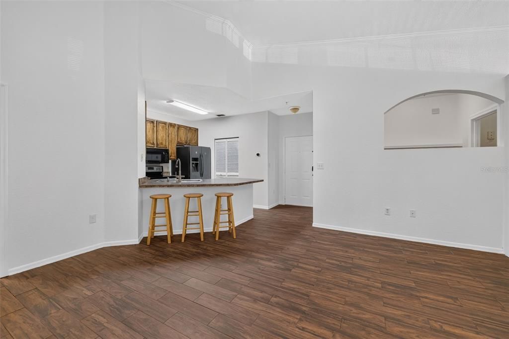 For Sale: $199,900 (1 beds, 1 baths, 915 Square Feet)