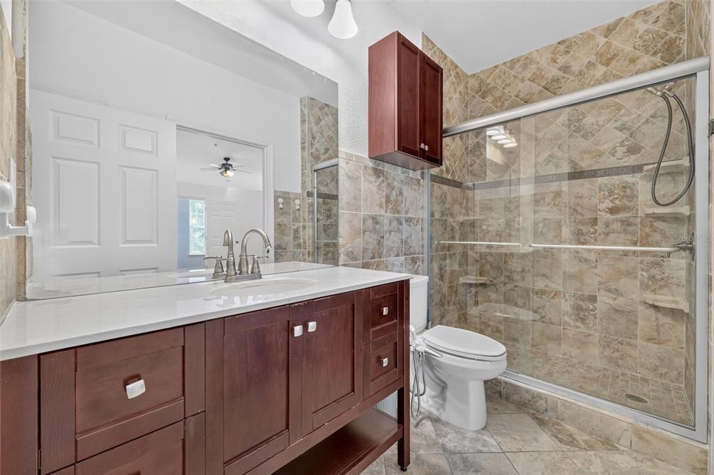 For Sale: $199,900 (1 beds, 1 baths, 915 Square Feet)
