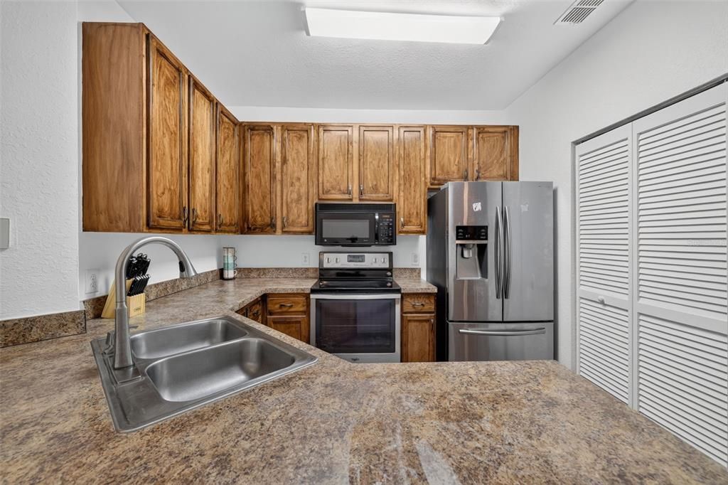 For Sale: $199,900 (1 beds, 1 baths, 915 Square Feet)