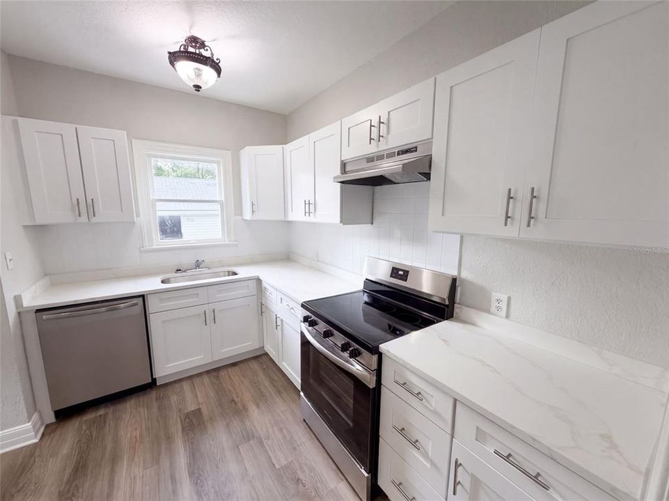 For Sale: $395,000 (2 beds, 1 baths, 916 Square Feet)