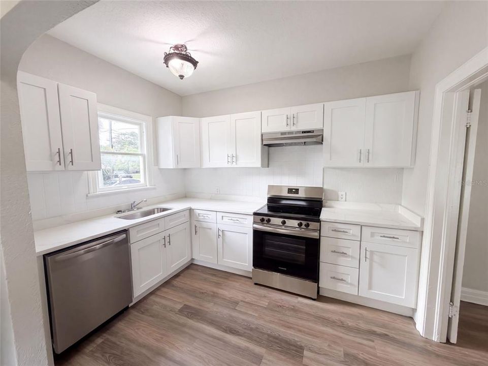 For Sale: $395,000 (2 beds, 1 baths, 916 Square Feet)